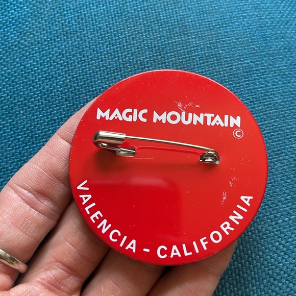 Magic Mountain vintage 90s pin - Picture 4 of 4